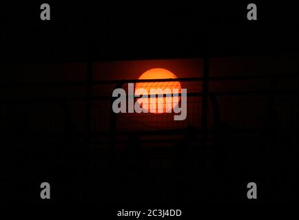 Bogor, Indonesien. Juni 2020. Sonnenuntergang in Bogor, West java, Indonesien, am 20. Juni 2020. (Foto: Aditya Saputra/INA Photo Agency/Sipa USA) Quelle: SIPA USA/Alamy Live News Stockfoto