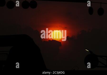 Bogor, Indonesien. Juni 2020. Sonnenuntergang in Bogor, West java, Indonesien, am 20. Juni 2020. (Foto: Aditya Saputra/INA Photo Agency/Sipa USA) Quelle: SIPA USA/Alamy Live News Stockfoto