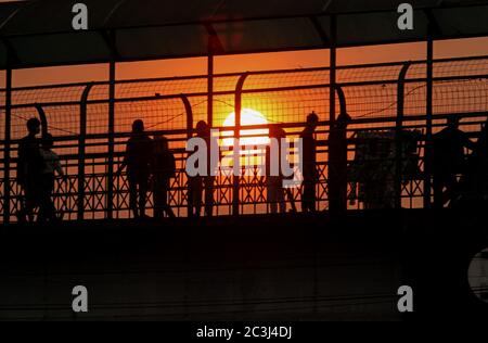 Bogor, Indonesien. Juni 2020. Die Menschen gehen auf der Fußgängerbrücke, während Sonnenuntergang über in Bogor, West java, Indonesien, am 20. Juni 2020. (Foto: Aditya Saputra/INA Photo Agency/Sipa USA) Quelle: SIPA USA/Alamy Live News Stockfoto