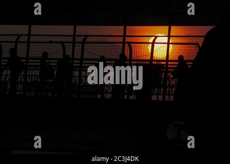 Bogor, Indonesien. Juni 2020. Die Menschen gehen auf der Fußgängerbrücke, während Sonnenuntergang über in Bogor, West java, Indonesien, am 20. Juni 2020. (Foto: Aditya Saputra/INA Photo Agency/Sipa USA) Quelle: SIPA USA/Alamy Live News Stockfoto