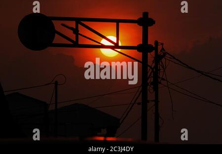 Bogor, Indonesien. Juni 2020. Sonnenuntergang in Bogor, West java, Indonesien, am 20. Juni 2020. (Foto: Aditya Saputra/INA Photo Agency/Sipa USA) Quelle: SIPA USA/Alamy Live News Stockfoto