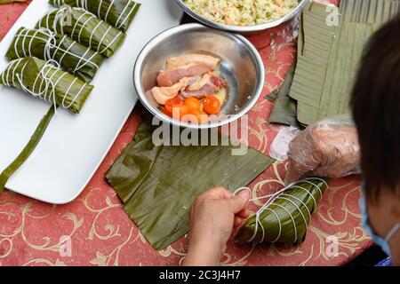 Draufsicht madam Making Traditional Chinese Zongzi für Drachenboot Festival dh DuanWu Festival Stockfoto