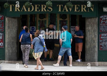 Cardiff, Wales, Großbritannien. Juni 2020. Leute vor einem Pub im Stadtzentrum von Cardiff, die Getränke zum Mitnehmen servieren. Kredit: Mark Hawkins/Alamy Live Nachrichten Stockfoto