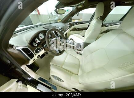 Moskau. Februar 2019. Schneebedecktes weißes und braunes Lederinterieur des Porsche Cayenne. Neuer deutscher Premium SUV innen Stockfoto