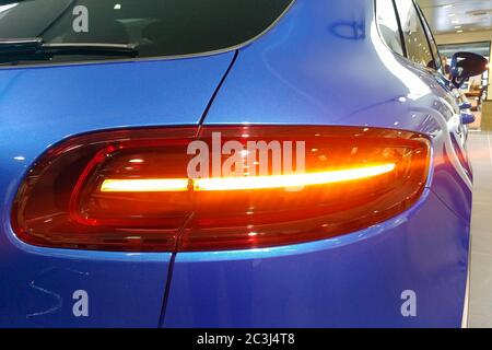 Moskau, Russland - 22. April 2019: Nahaufnahme der und der Rückleuchten der blauen Porsche Macan GTS-Weiche im Dealer Center. Rückansicht rechts Stockfoto