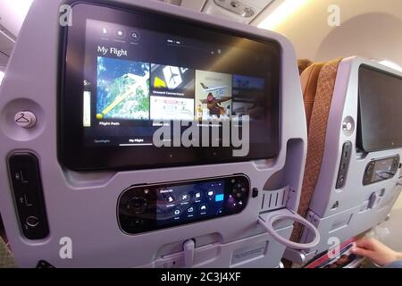 Singapur - 06. Mai 2019: Modernes Multimedia-System des Flugzeugs in den Passagiersitzen befindet. Großer Monitor in der Rückseite des Stuhls mit einem Joystick zum Spielen und Steuern. Singapur Airlines Stockfoto