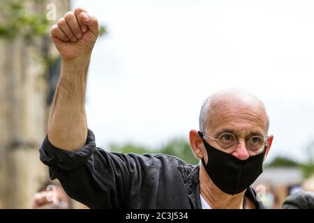 Chippenham, Wiltshire, Großbritannien. Juni 2020. Ein BLM-Protestler, der sich nach sozialen Distanzierungsregeln hält, wird bei einem ‘Black Lives Matter’ BLM-Protest auf dem Marktplatz der Stadt abgebildet. Die Kundgebung wurde organisiert, damit die Menschen vor Ort auf Rassismus in Großbritannien aufmerksam machen und Solidarität mit anderen BLM-Protesten zeigen, die nach dem Tod von George Floyd, der am 25. Mai in Minneapolis in Polizeigewahrsam starb, auf der ganzen Welt stattfanden. Quelle: Lynchpics/Alamy Live News Stockfoto