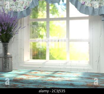 Eine Holztischplatte mit blauer Farbe und Lavendelvase vor verschwommenem Hintergrund eines Fensters mit einem grünen Garten hinter dem Glas. Innen Stockfoto
