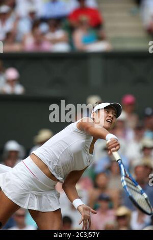 Chinas Li Na in Aktion während ihres Viertelfinalmatches gegen Serena Williams in Wimbledon. Stockfoto