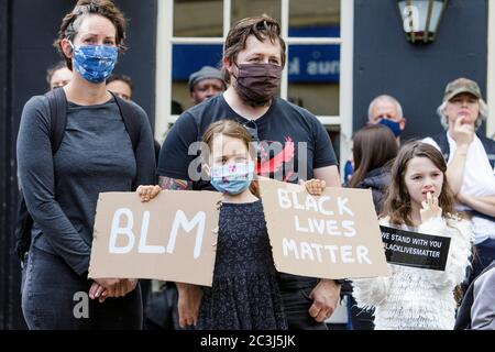 Chippenham, Wiltshire, Großbritannien. Juni 2020. Ein junges Mädchen hält eine "BLM"-Plakette auf einem schwarzen Leben Angelegenheit BLM Protest in der Stadt Marktplatz. Die Kundgebung wurde organisiert, damit die Menschen vor Ort auf Rassismus in Großbritannien aufmerksam machen und Solidarität mit anderen BLM-Protesten zeigen, die nach dem Tod von George Floyd, der am 25. Mai in Minneapolis in Polizeigewahrsam starb, auf der ganzen Welt stattfanden. Quelle: Lynchpics/Alamy Live News Stockfoto