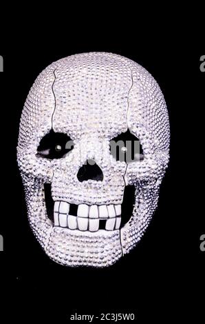 Diamond Skull auf schwarzem Hintergrund mit gebrochenen Zähnen Stockfoto