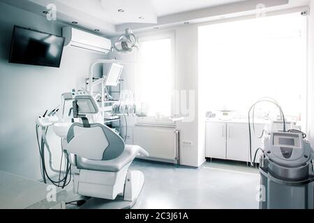 Zahnmedizinische Instrumente und Werkzeuge in einem Zahnarztbüro Stockfoto