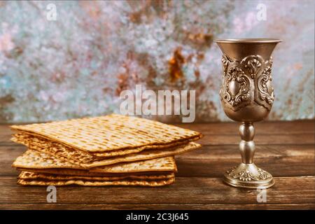 Matzos ungesäuertes Brot mit Kiddusch Tasse Wein. Jüdischer pesah-Feiertag. Stockfoto