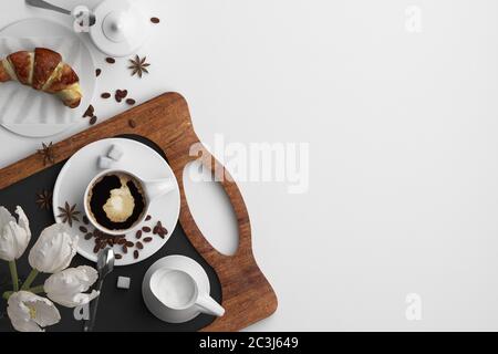 Zusammensetzung des Frühstücks mit einer Tasse Kaffee und einem Croissant auf weißem Hintergrund. Banner mit Platz für Text. Ein Satz von Lebensmitteln auf der Oberseite Stockfoto