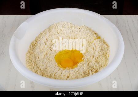 Zutaten aus Plätzchen Teig Ei, Zucker, Butter und Mehl in einer weißen Schüssel. Stockfoto