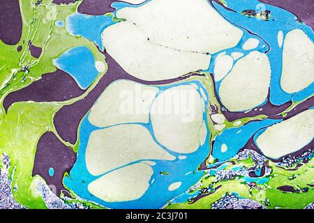 Abstrakter Hintergrund mit handgemarktem Papier, grüner, blauer und schwarzer Tinte. Stockfoto