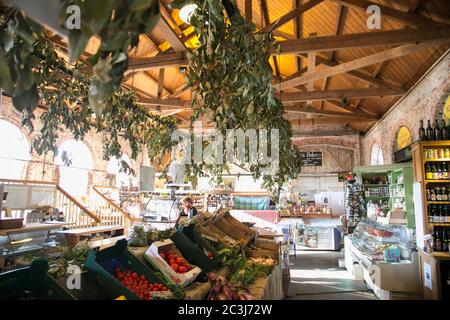 Im beliebten Warenschuppen an der Station Road in Canterbury, Kent. Stockfoto