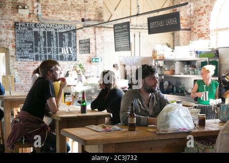 Im beliebten Warenschuppen an der Station Road in Canterbury, Kent. Stockfoto