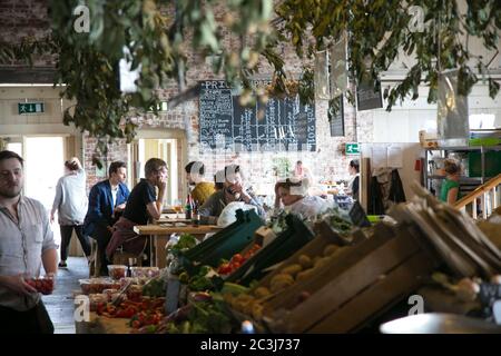 Im beliebten Warenschuppen-Restaurant an der Station Road in Canterbury, Kent. Stockfoto