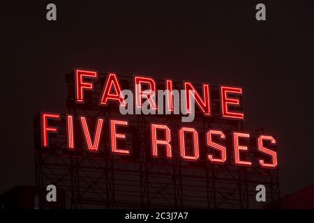 MONTREAL KANADA - Januar 25 2015: Das Wahrzeichen Farine fünf Rosen Gebäude und rote Neon-Schild in der Nacht. Das blinkende Schild hat die Stadt sinc beleuchtet Stockfoto