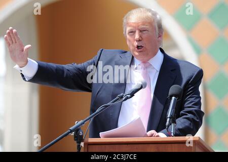 BOCA RATON, FL - 16. APRIL: Donald Trump spricht bei South Florida Tax Day Tea Party Rallye auf Sanborn Square am 16. April 2011 in Sunrise Florida Menschen: Donald Trump Stockfoto