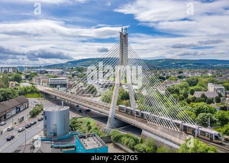 William Dargan Bridge ist eine Kabelbrücke in Dundrum, Dublin in Irland. Sie führt die LUAS-Stadtbahn über eine stark befahrene Kreuzung. Stockfoto