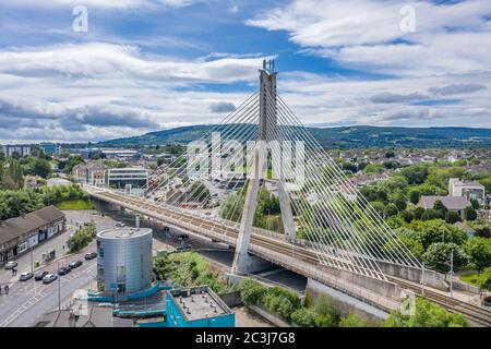 William Dargan Bridge ist eine Kabelbrücke in Dundrum, Dublin in Irland. Sie führt die LUAS-Stadtbahn über eine stark befahrene Kreuzung. Stockfoto