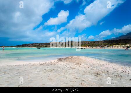 Elafonisi Strand, der erstaunliche rosa Strand von Kreta, der als einer der schönsten Strände nicht nur in Europa, sondern auch in der Welt gewählt wurde. Stockfoto