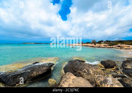 Elafonisi Strand, der erstaunliche rosa Strand von Kreta, der als einer der schönsten Strände nicht nur in Europa, sondern auch in der Welt gewählt wurde. Stockfoto