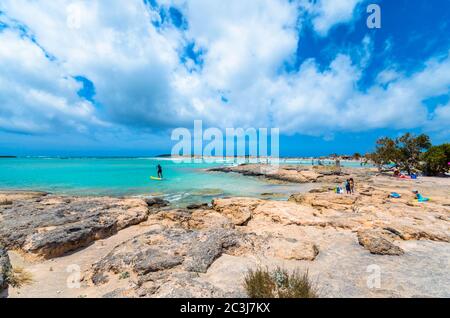 Elafonisi Strand, der erstaunliche rosa Strand von Kreta, der als einer der schönsten Strände nicht nur in Europa, sondern auch in der Welt gewählt wurde. Stockfoto