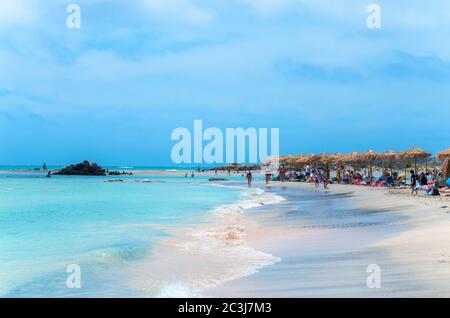 Elafonisi Strand, der erstaunliche rosa Strand von Kreta, der als einer der schönsten Strände nicht nur in Europa, sondern auch in der Welt gewählt wurde. Stockfoto