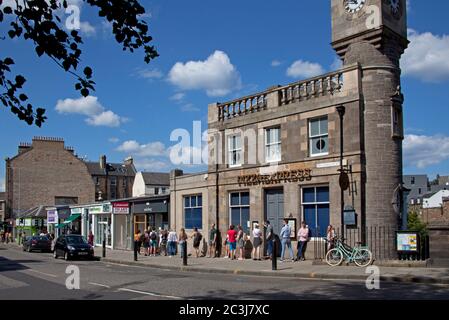 Stockbridge, Edinburgh, Schottland, Großbritannien. 20. Juni 2020. Sommertag mit höheren Temperaturen nach der letzten Woche von Nebel und Nebel. Im Bild: Gesellschaftlich distanzierte Warteschlangen bei der Soderberg Bakery. Stockfoto