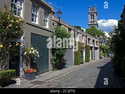 Stockbridge, Edinburgh, Schottland, Großbritannien. 20. Juni 2020. Sommertag mit höheren Temperaturen nach der letzten Woche von Nebel und Nebel. Im Bild: Eine friedliche Zirkusgasse mit der St.-Stephans-Kirche im Hintergrund. Stockfoto