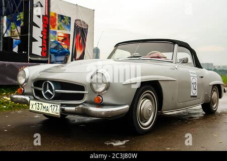 Moskau, Russland - 25. Mai 2019: Altes Mercedes benz 190 SL Cabriolet in grauer Farbe geparkt Stockfoto