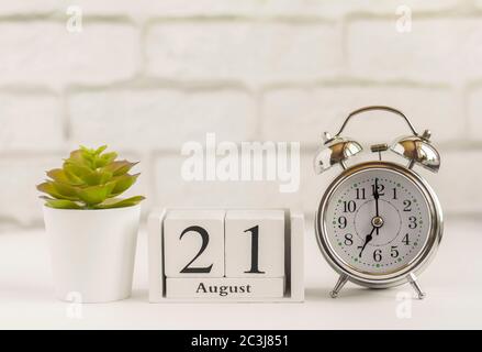 August 21 nach dem Holzkalender. Sommertag, leerer Platz für Text.Kalender für August auf hellem Hintergrund. Stockfoto