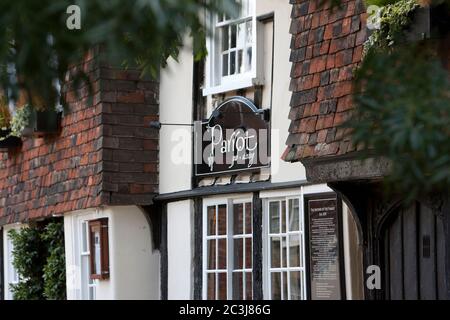 Das Parrot Pub aus dem 14. Jahrhundert in Canterbury, Kent. Stockfoto
