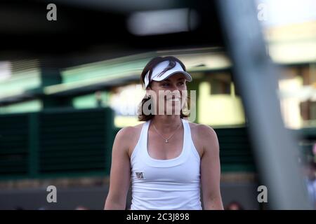 Martina Hingis wechselt zwischen den Spielen während des Duell-Wettbewerbs der Damen in Wimbledon, 2010, bei dem sie mit Anna Kournikouva zusammenarbeitete. Stockfoto