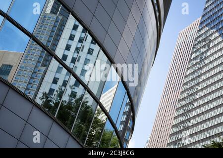 Detail von Wolkenkratzern im Shinjuku-Viertel von Tokio. Stockfoto