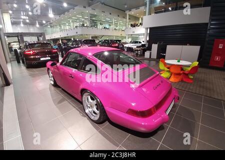 Moskau. Februar 2019. Rückansicht Porsche 930. Classic Sammlerstück Pink Porsche 911 carrera RS im Showrow des Dealer Centers. Stockfoto