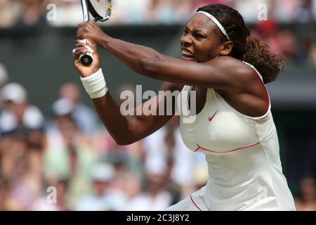 Serena Williams in Aktion auf dem Weg zum Sieg im Finale der Frauen-Singles gegen Vera Zvonareva aus Russland in Wimbledon 2010 Stockfoto