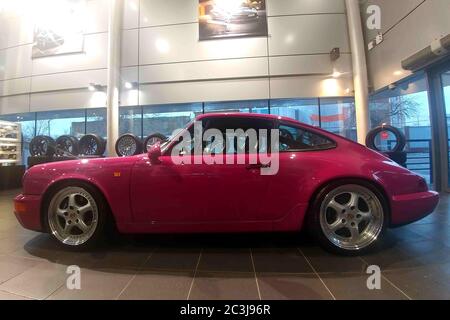 Moskau. Februar 2019. Seitenansicht des Porsche 930. Classic Sammlerstück Pink Porsche 911 carrera RS im Showrow des Dealer Centers. Stockfoto