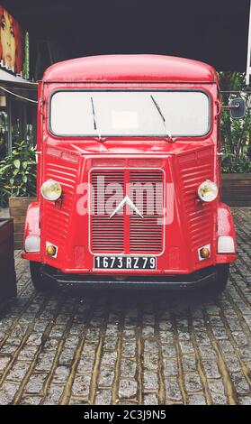 London, UK - 29. September 2016: Restaurierter H-Typ Citroen Lieferwagen auf dem Südufer der Themse in London, UK geparkt. Mitte des 20. Jahrhunderts Oldtimer Stockfoto