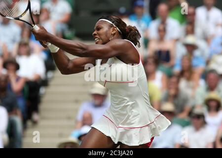 Serena Williams in Aktion auf dem Weg zum Sieg im Finale der Frauen-Singles gegen Vera Zvonareva aus Russland in Wimbledon im Jahr 2010 Stockfoto