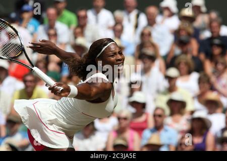 Serena Williams in Aktion auf dem Weg zum Sieg im Finale der Frauen-Singles gegen Vera Zvonareva aus Russland in Wimbledon im Jahr 2010 Stockfoto