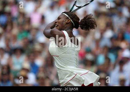 Serena Williams in Aktion auf dem Weg zum Sieg im Finale der Frauen-Singles gegen Vera Zvonareva aus Russland in Wimbledon im Jahr 2010 Stockfoto