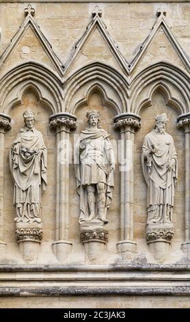 Statuen der Heiligen an der Außenseite der Salisbury Cathedral, Wiltshire, Großbritannien. Diese anglikanische Kathedrale wurde im 13. Jahrhundert erbaut, und diese besonderen s Stockfoto