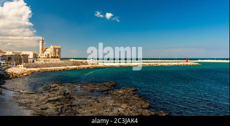 Die schöne romanische Kathedrale Basilika San Nicola Pellegrino, in Trani. Bau aus Kalkstein Tuffstein, rosa und weiß. Ein spitz zulaufes U Stockfoto