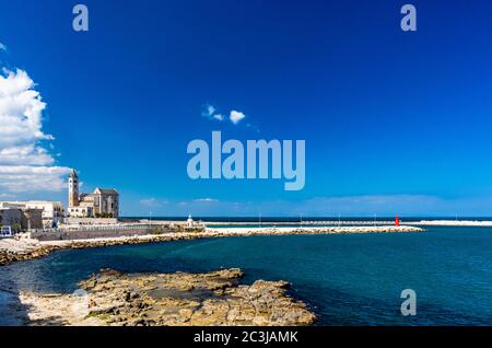 Die schöne romanische Kathedrale Basilika San Nicola Pellegrino, in Trani. Bau aus Kalkstein Tuffstein, rosa und weiß. Ein spitz zulaufes U Stockfoto