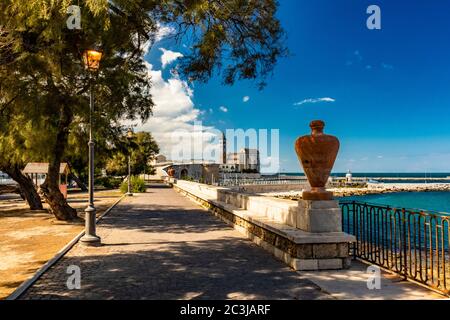 Die schöne romanische Kathedrale Basilika San Nicola Pellegrino, in Trani. Bau aus Kalkstein Tuffstein, rosa und weiß. Ein spitz zulaufes U Stockfoto