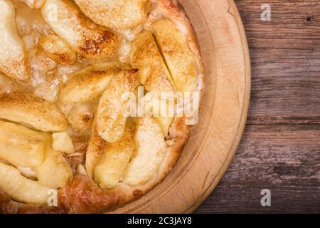 Blick von oben auf eine frisch gebackene Tarte Tatin, ein traditionelles französisches Dessert aus Blätterteig und in Scheiben geschnittenen Äpfeln. Leerzeichen für Text. Stockfoto